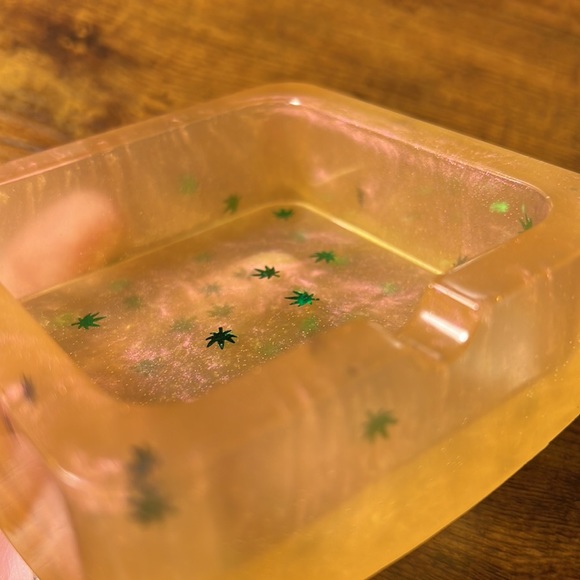 Pot leaf ashtray - Picture 3 of 3